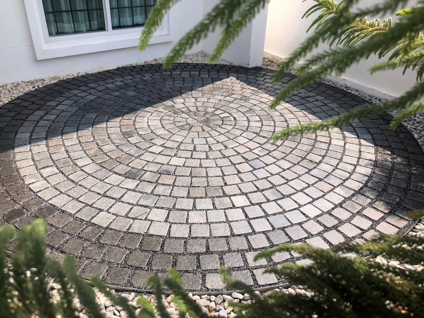 หินลูกเต๋าปูพื้น COBBLESTONE แบบวงกลม MODERN DECOR รุ่นซิมพลี ผิวพ่นไฟ ข้างตัดเรียบ 50X50X3 ซม. หินธรรมชาติแกรนิตสีเทา_3